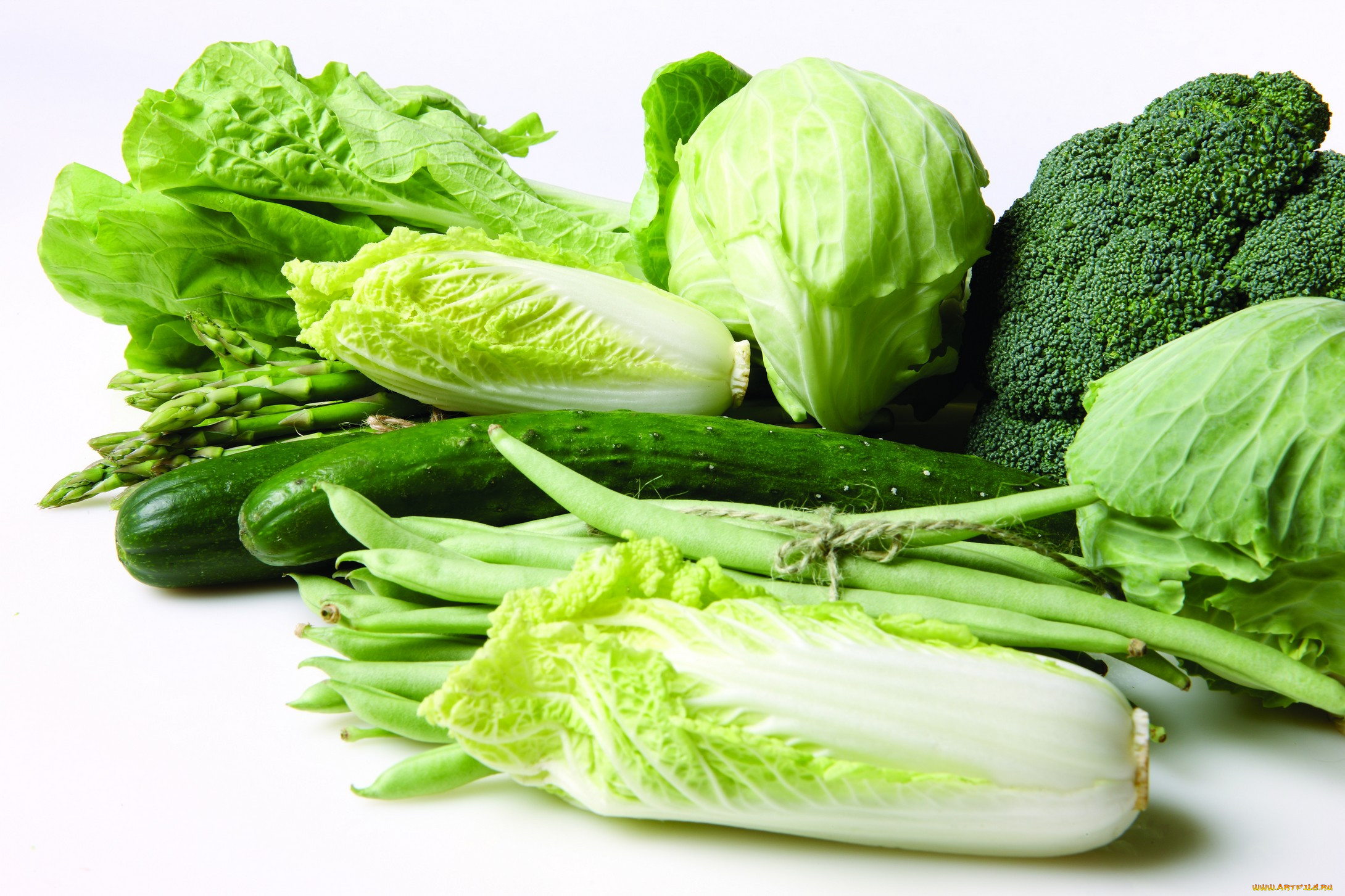 Зеленые овощи на прозрачном фоне